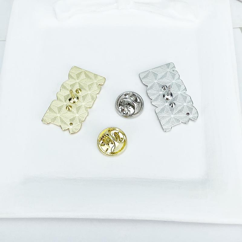 Alphabet Painted Alloy Brooch: 'DON'T PANIC' Metal Badge - English Language Accessory