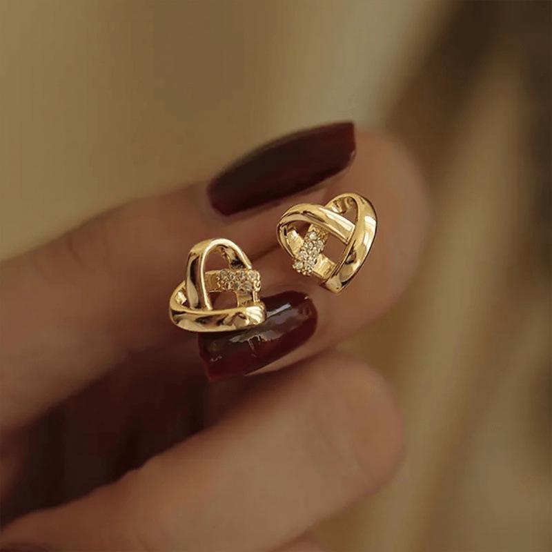

Chic Rhinestone Heart Cross Stud Earrings - Elegant, Fashion-Forward Design for Women золотий