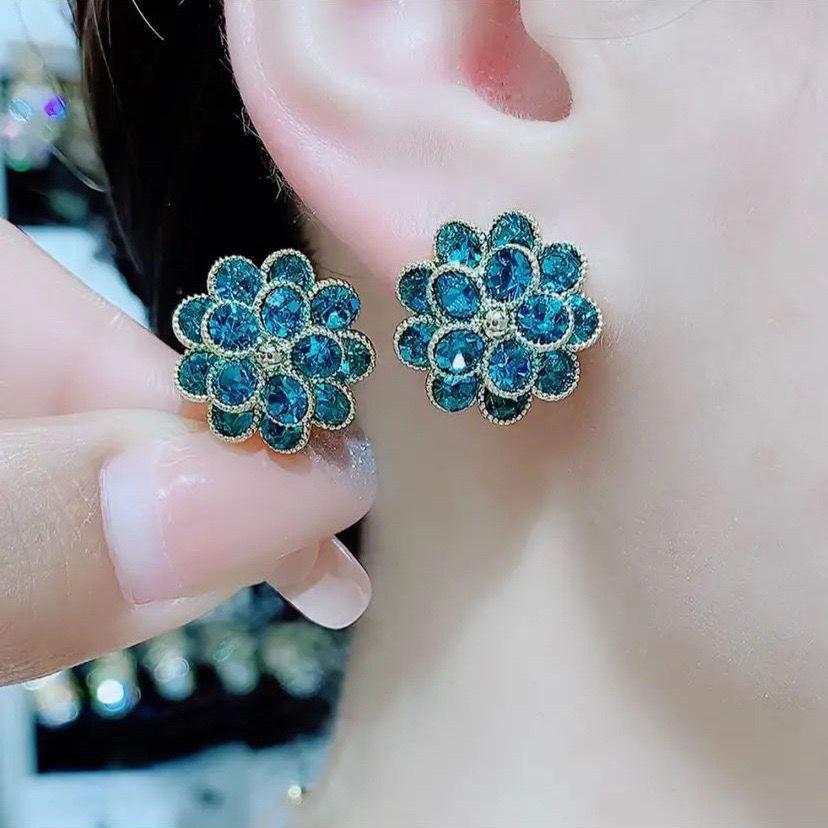 

Elegant Flower Alloy Ear Cuffs: Retro French Style, Versatile, Trendy, Light Luxury Jewelry синій