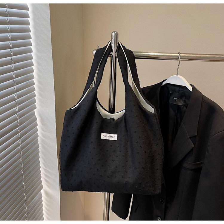 

Fashion and leisure large-capacity tote bag women s summer new commuter canvas bag simple shoulder women s bag чорний
