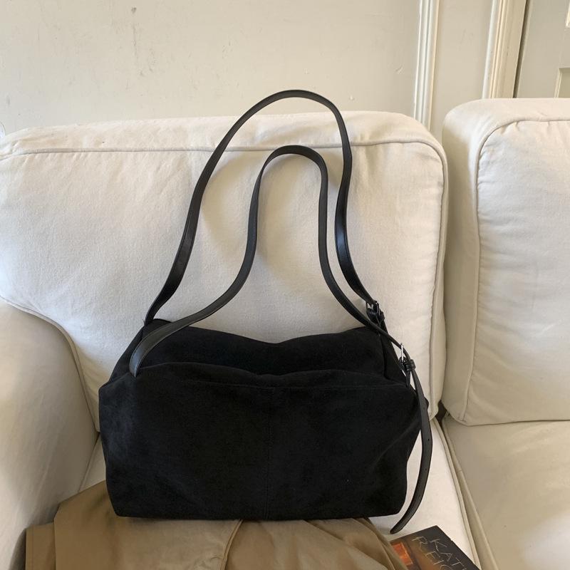 

Женская матовая сумка-хобо на плечо 2025 - Вместительная сумка кроссбоди и сумка для руки чёрный