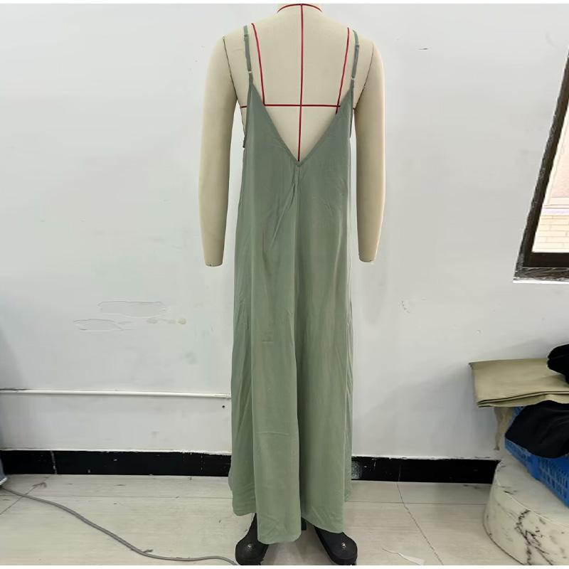 Элегантное однотонное женское платье-слинг с V-образным вырезом — фото 14