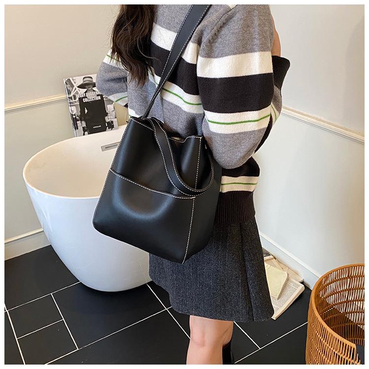 2025 Autumn Women's Retro Large-Capacity Bucket Bag: Versatile Crossbody and Shoulder Bag