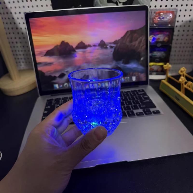 Leuchtende Geburtstag Geschenk Tasse, die sich bei Nässe verfärbt - Bierkrug, der leuchtet und die Farbe wechselt, wenn Wasser hineingegossen wird - Leuchtender Wasserbecher