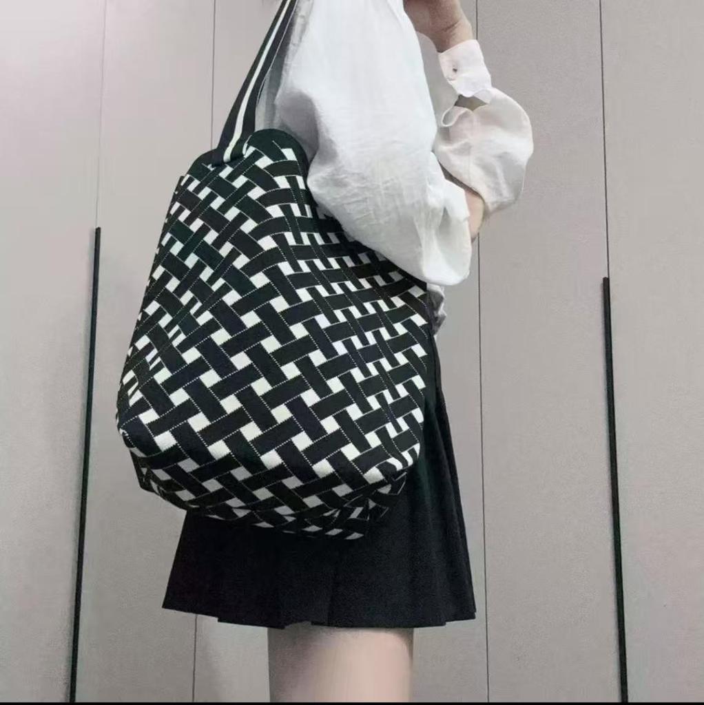 Women's Geometric Knit Shoulder Bag - Versatile, Large Capacity, Fashionable Commute Bucket Bag
