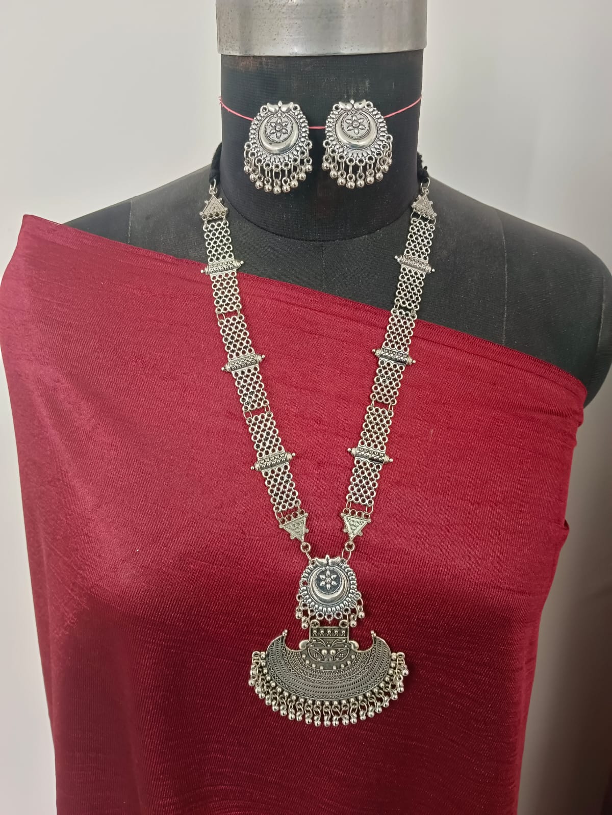 

Серое колье с серьгой