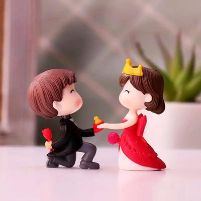 Romantic Love Proposal Couple Gift for Girlfriend Boyfriend Husband Wife Miniature Statue Showpiece for Valentines Day Gift Proposal Day Lovely Couple