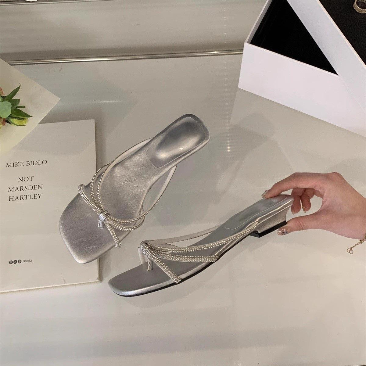 

French toe cool slippers women s summer wear 2025 new fairy style with skirt sandals beautiful beach slippers 35 серебряный