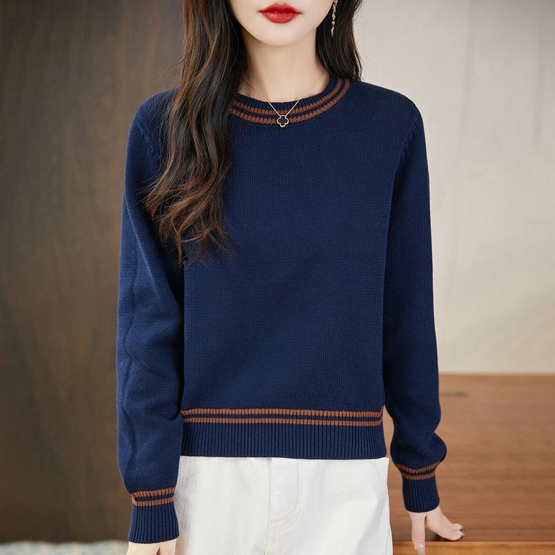 Dies ist ein neuer Herbst- und Winter-Design-Stil Pullover und Strickpullover für Damen, mit einem farbblockierenden gestreiften verdickten warmen Baselayer.