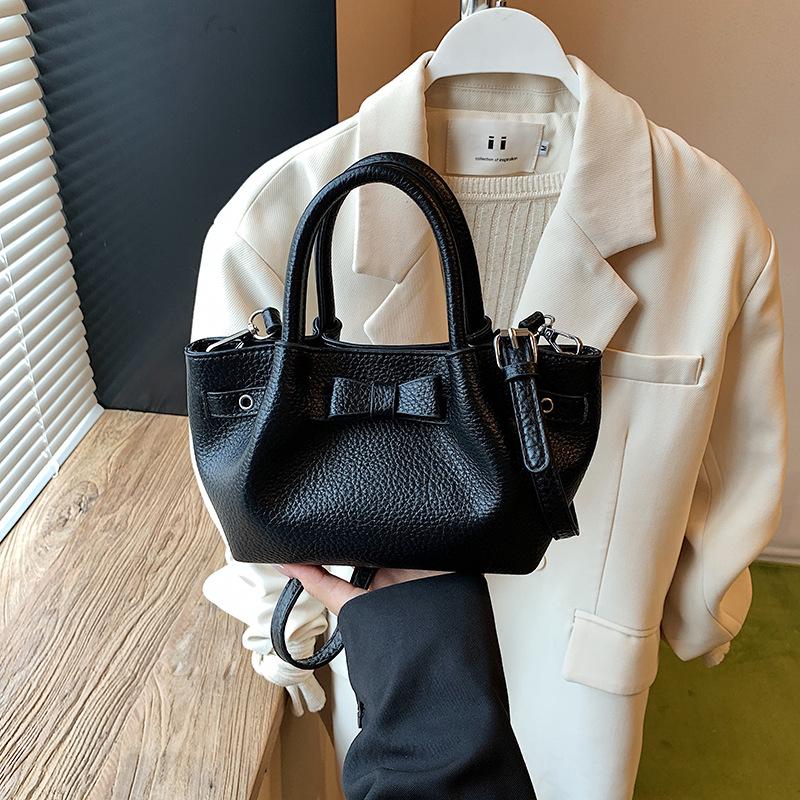 

Niche design bag women s versatile new fashion messenger bag popular portable pleated bag чёрный