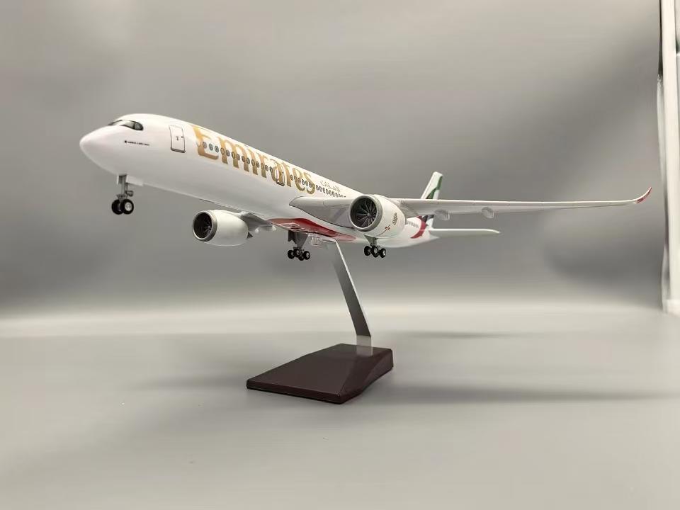 1/142 Scale 43CM Model Airplane Airbus A350 Aircraft UAE/Emirates Airlines Model Light Wheel Diecast Resin Plane Collection Disp
