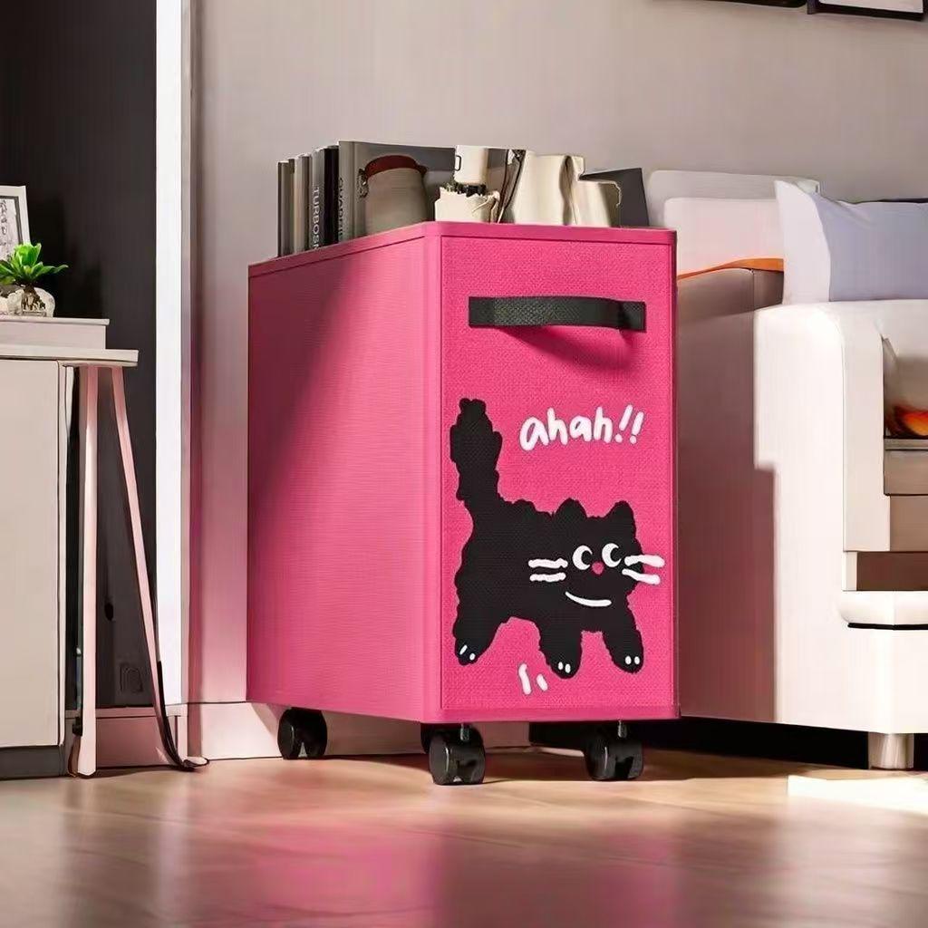 Beweglicher Aufbewahrungskorb mit Rädern zur Untertischmontage - Ideal für Büro oder Wohnheim.