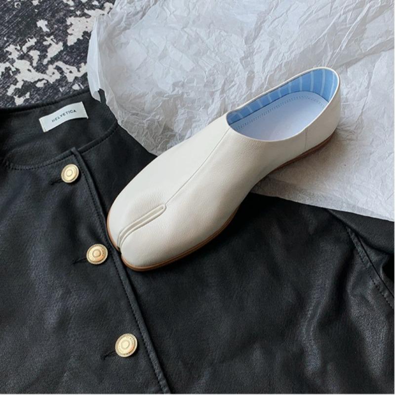 Fashion Novelty Split Toe Shoes Woman Ninja Tabi Slippers Leather Slides Comfy Mules Femmes Clog Sandals Pettitoes Loafers Women Flats