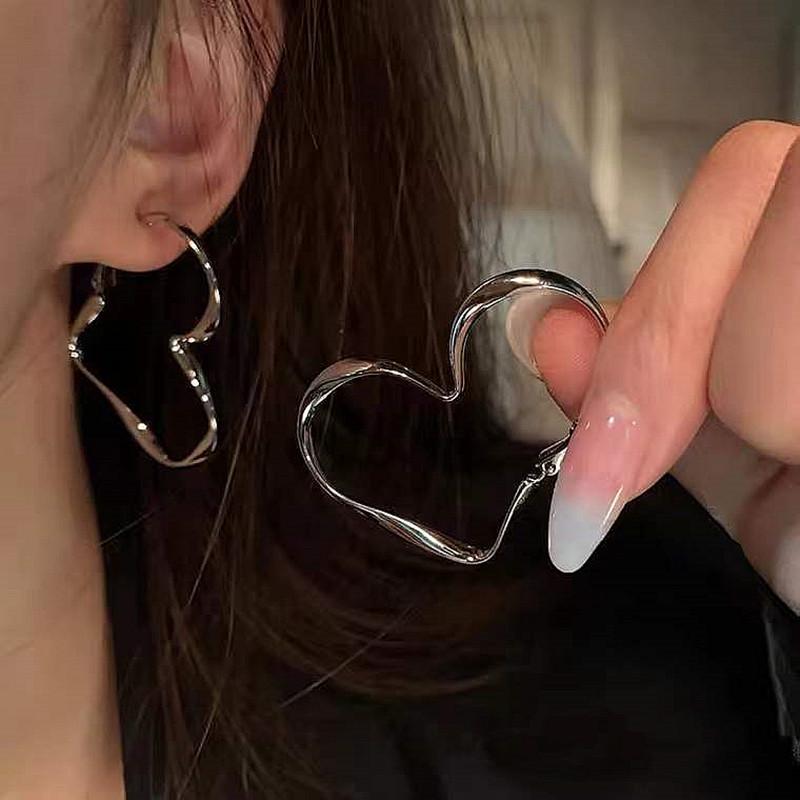 S925 Sterling Silver Needle Heart Earrings - Hong Kong Style Metal Ear Cuff Studs for Women. серебряный