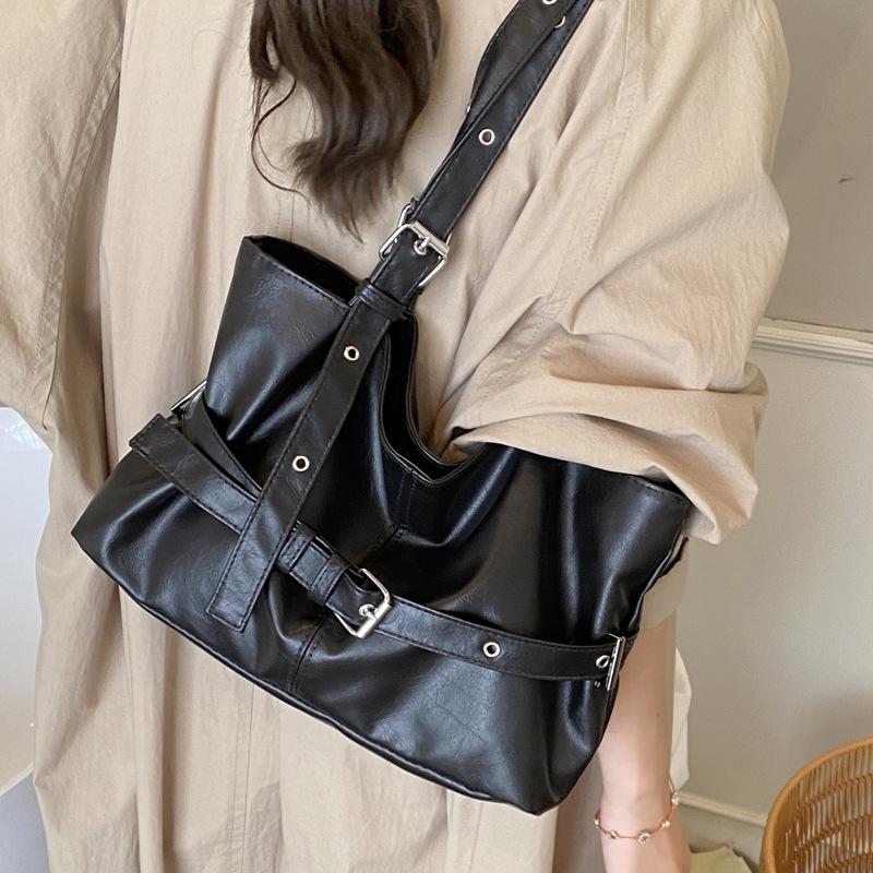 High value, foreign style and large capacity commuter bag women's bag 2025 new fashion texture student class shoulder tote bag