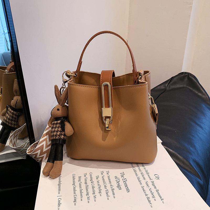 

Модная маленькая сумка для поездок, новая женская сумка, популярная сумка-мессенджер с широким плечевым ремнем, модная портативная сумка-ведро. Without pendant коричневый