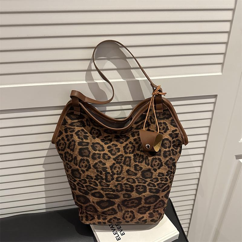 

Герцогиня леопардовый принт большая вместимость сумка-тоут для поездок женская 2025 новая сумка под мышкой модная большая вместимость сумка на плечо