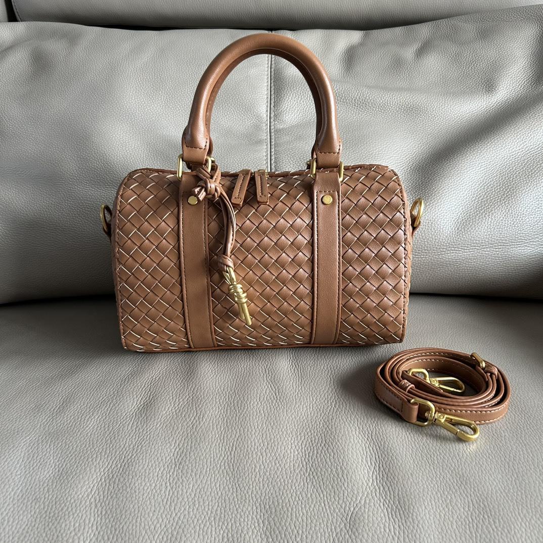 

2024 Handmade Cowhide Woven Leather Bag Fashionable Handbag Vintage Boston Pillowcase Single Shoulder Crossbody 24x15x12cm