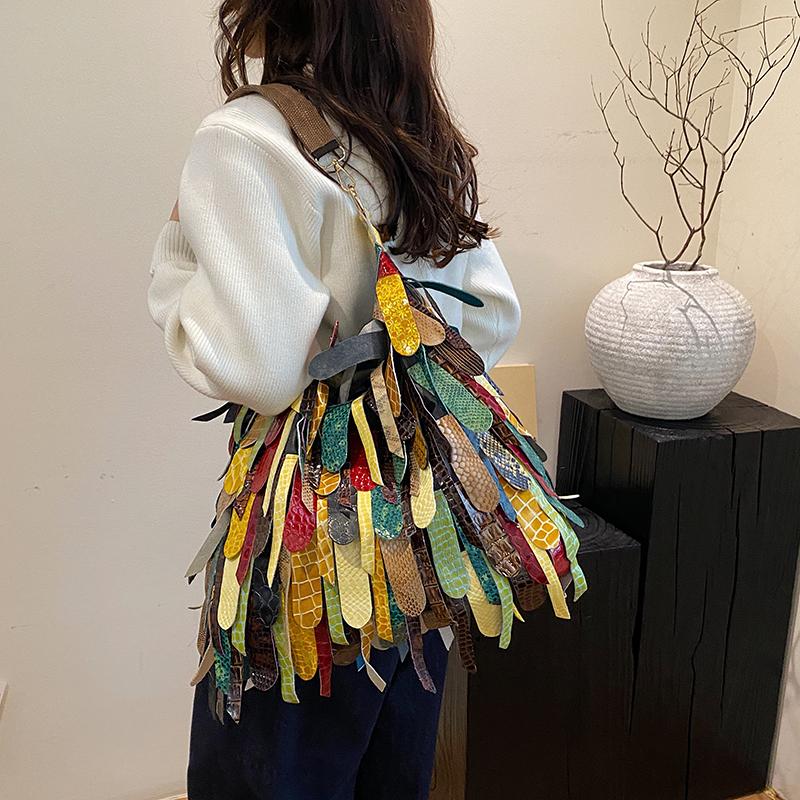 Niche design large-capacity underarm shoulder bag female personality Indian style fringed commuter messenger bag