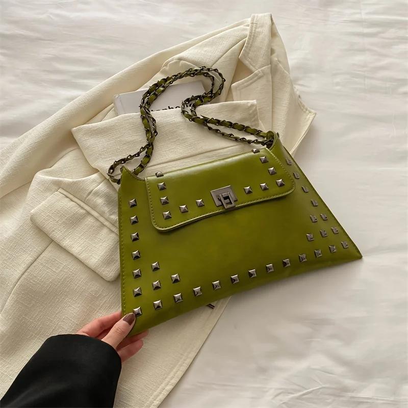 Bolso Bandolera Chic Vintage con Remaches - Cuero Sintético Impermeable, Correa Ajustable, Color Sólido con Cierre de Beso