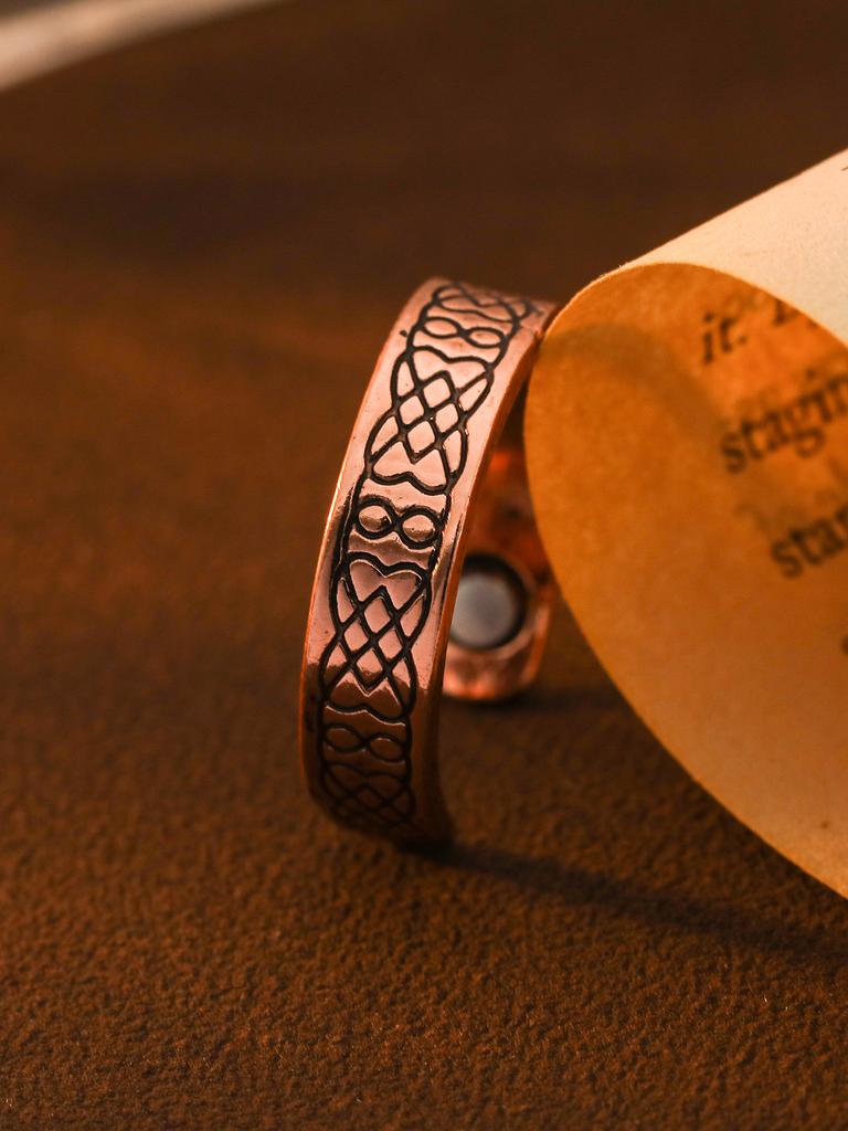 Miedziany Magnes Retro Pierścionek Modowy Atmosferyczny Wysoki Smak Wygrawerowany Wzór Totem Otwierany Pierścionek