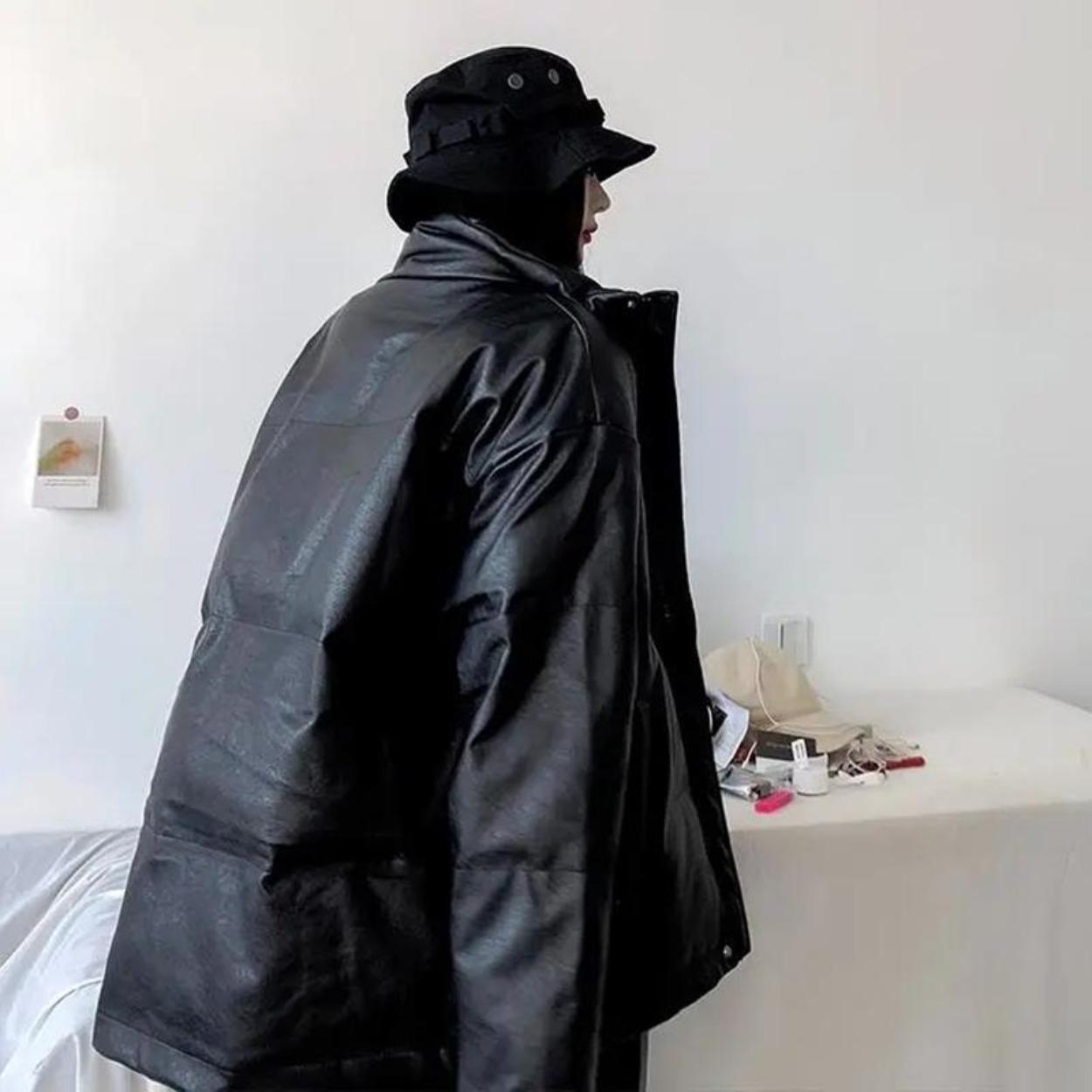 Женская осенне-зимняя свободная теплая однотонная ветрозащитная куртка большого размера — фото 3