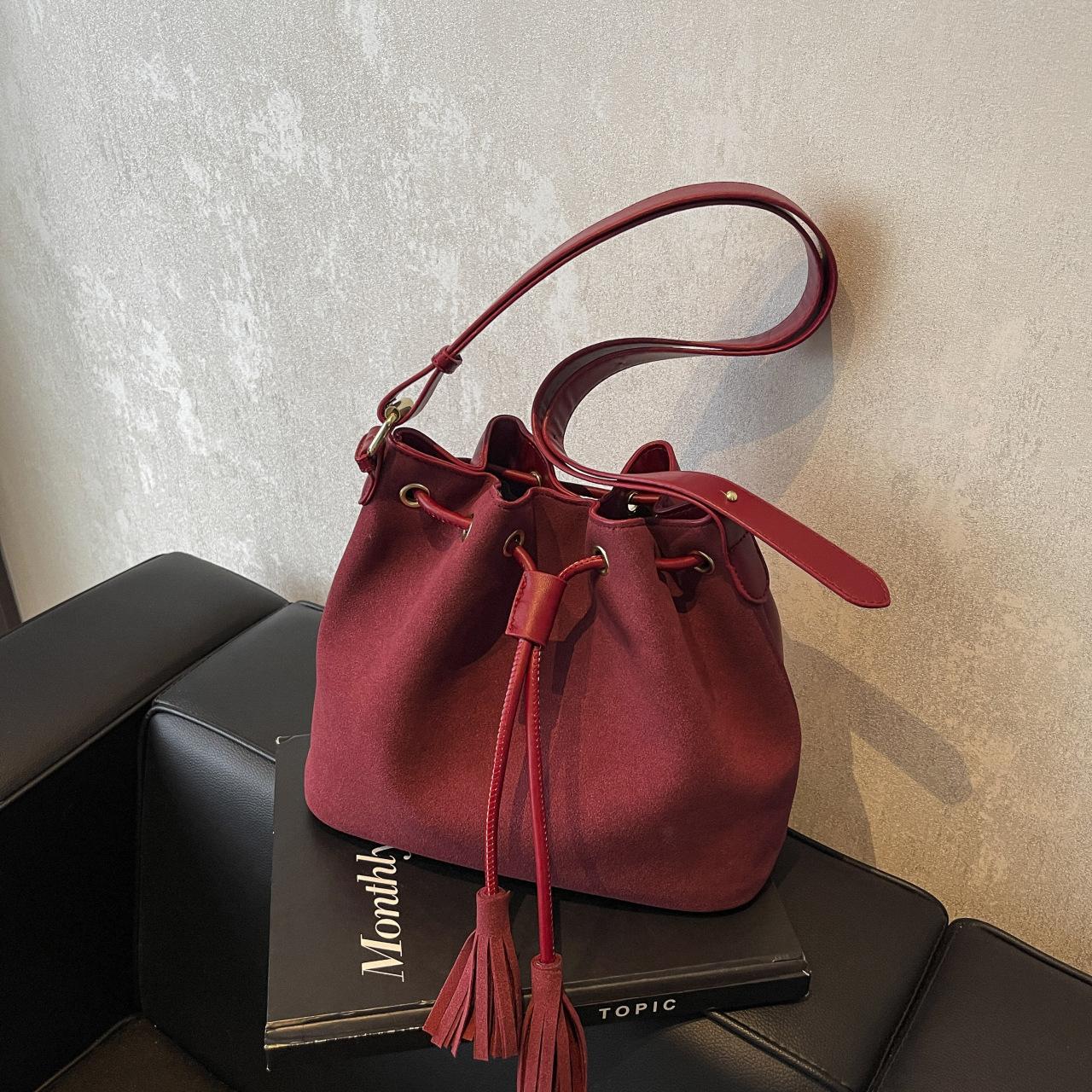 

Ретро матовая сумка для женщин, новая сумка через плечо с кисточками, повседневная и модная универсальная сумка-ведро большой вместимости через плечо