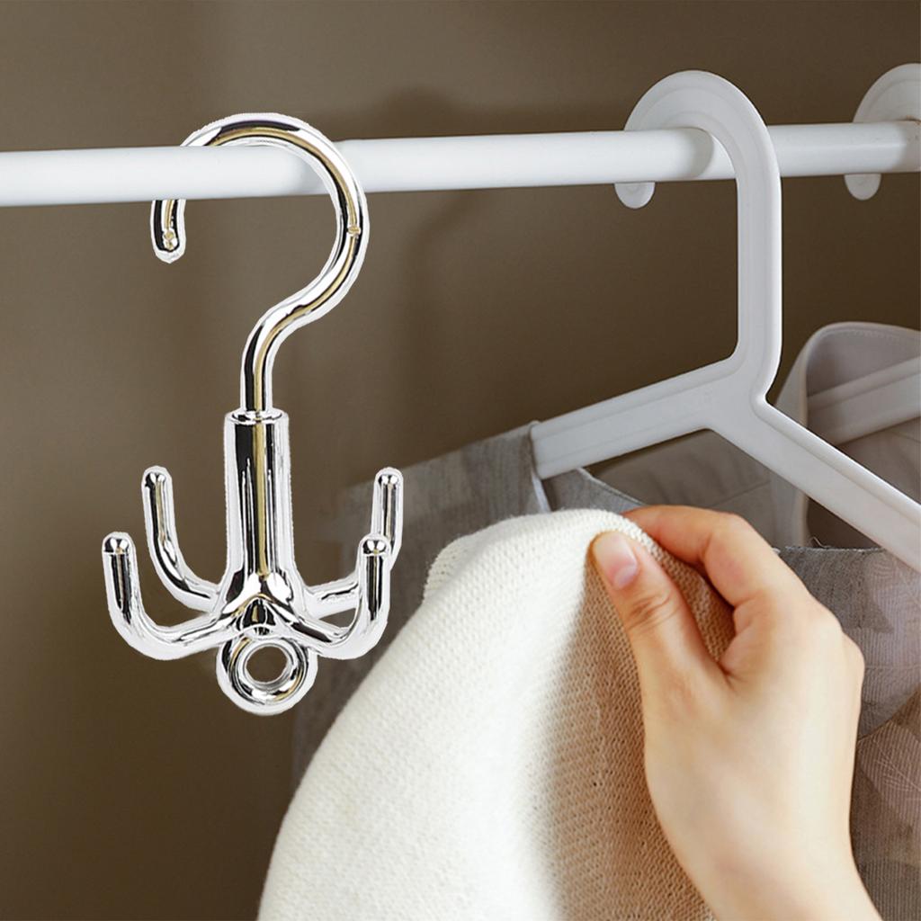 Sofistikovaný design otočných háčků se čtyřmi drápy ve stříbrno-bílé barvě