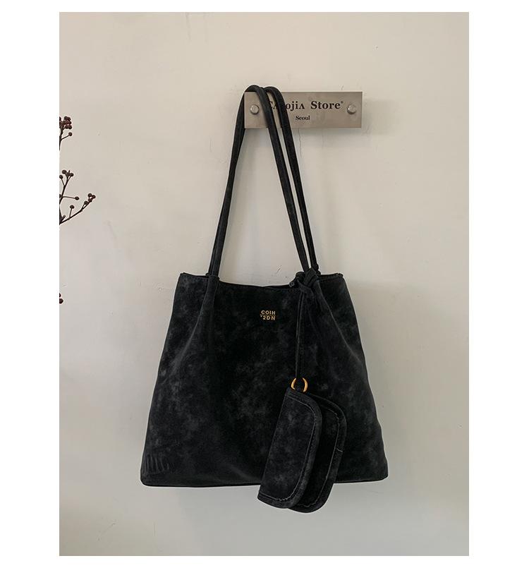 

2025 осень новая ретро большая сумка женская портативная сумка через плечо высокая ценность зарубежный стиль повседневная сумка-тоут для поездок на работу чёрный