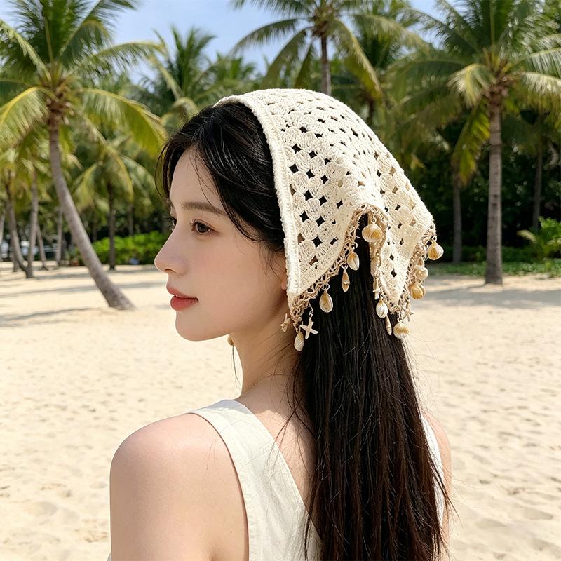 Handgehäkeltes Hohl-Dreieck-Bandana mit Muschelquasten, Boho-Stil, Kopftuch für Damen, Strandurlaub, Sonnenschutz-Dekoration