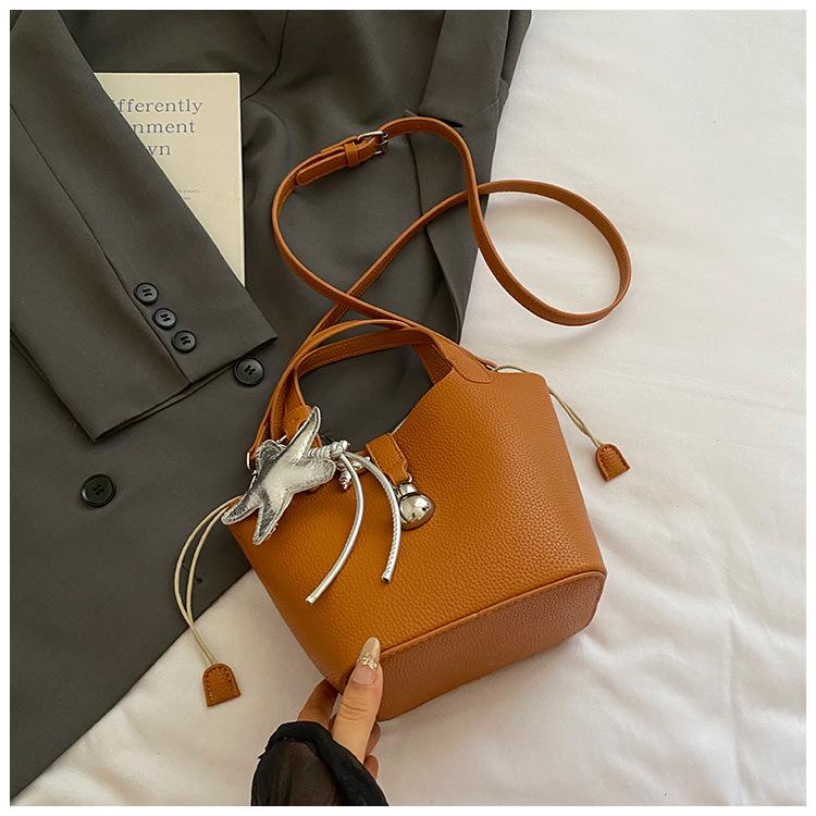 Korean High-end Sense Simple Niche Handbag Women's 2025 Summer New Versatile Lychee Pattern Messenger Bucket Bag