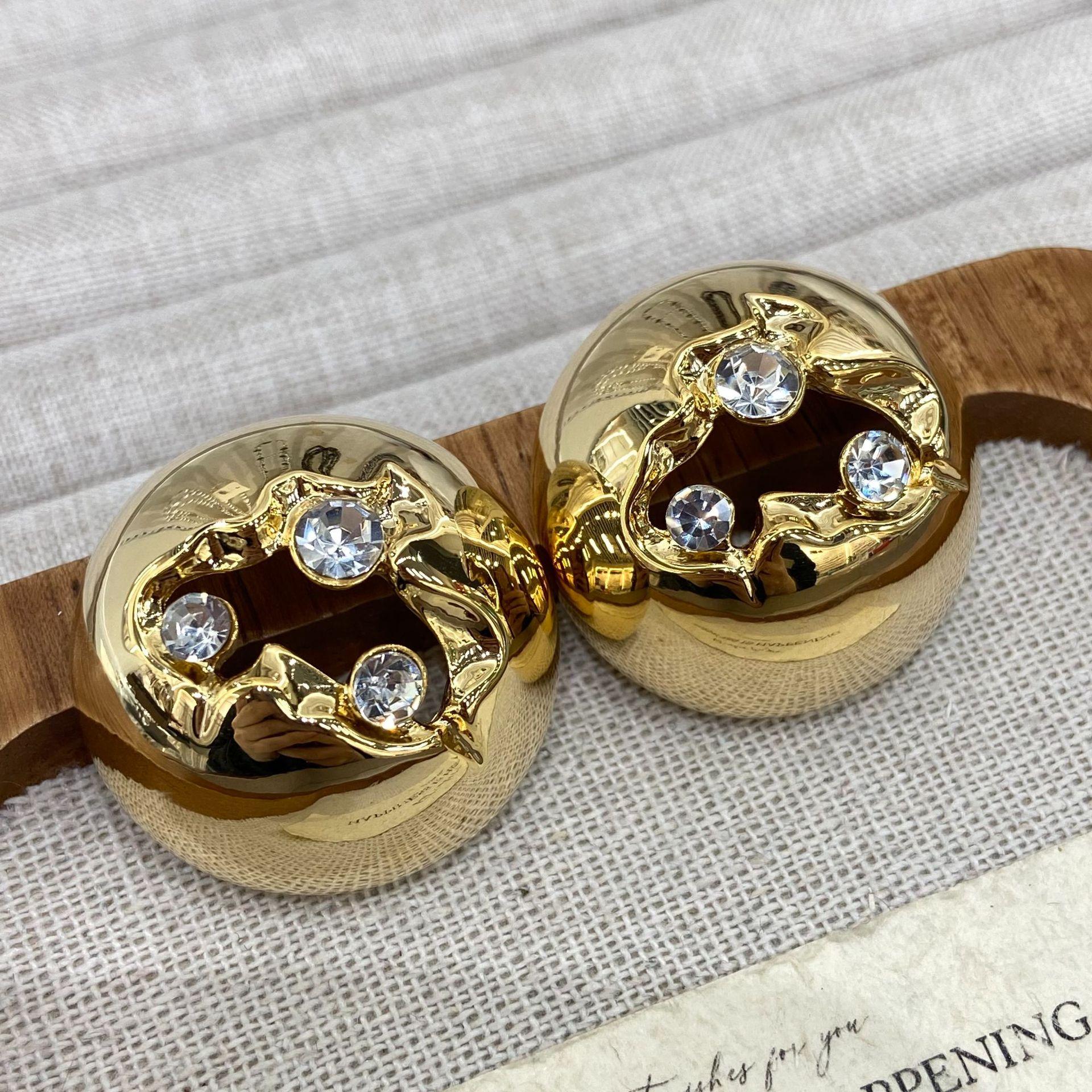 

Metal Wind Hollow Round Diamond Earrings Needle Temperament Simple Exaggerated Catwalk Ear Jewelry