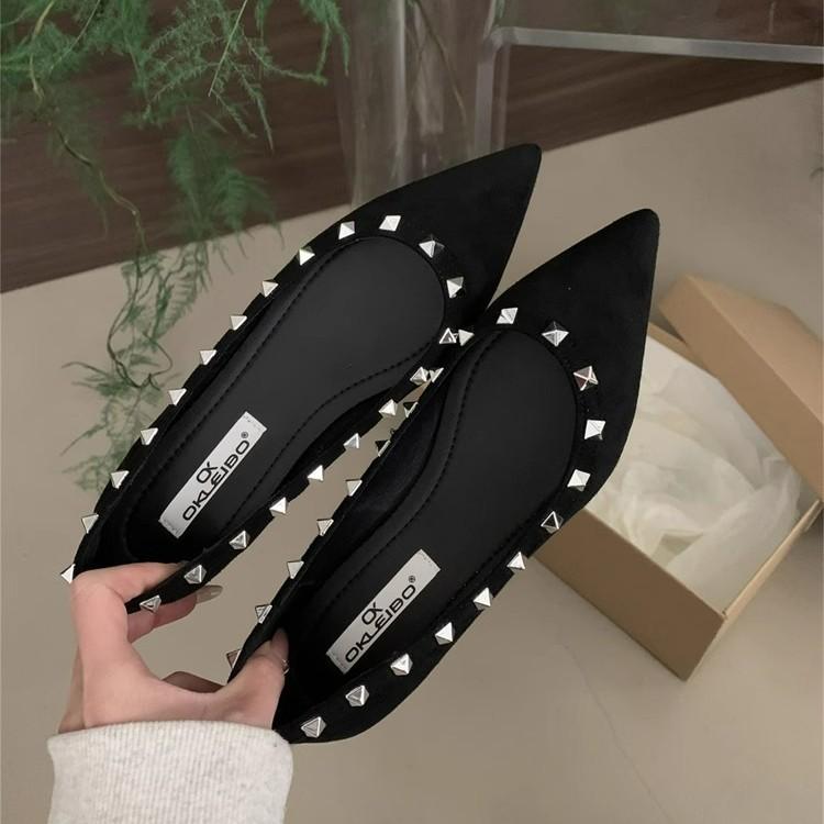 Pointed inner height increase rivet single shoes women's 2025 spring and summer new shallow mouth soft sole red wedding shoes banquet ladyshoes