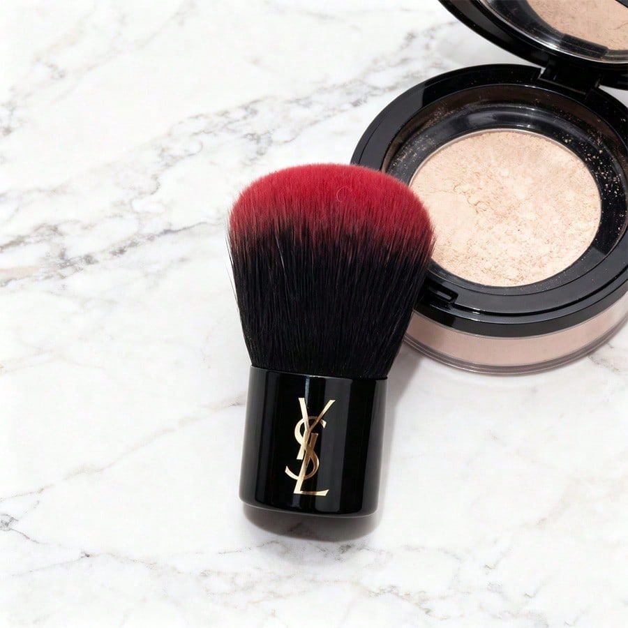 Кисть для макияжа тональной основы Yves Saint Laurent, разработанная специально для женщин чёрный