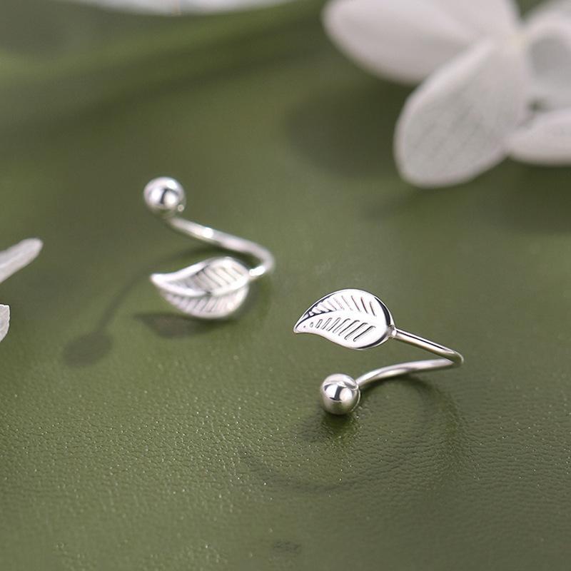 Fresh and Light New Style Leaf-shaped Round Pearl Earrings for Women, with A Retro and Unique Style for The Niche Market. Spiral Screws Type Earrings.
