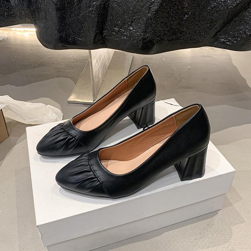 

Pleated splicing fashion mature large size women s shoes 2025 spring and autumn new foreign trade temperament versatile one-pedal high heels 42 чорний