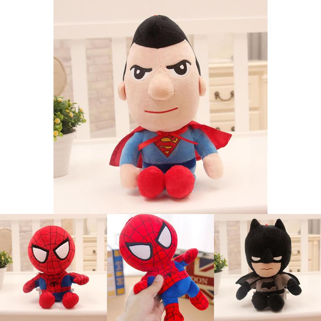 Rozkošná plyšová panenka superhrdinů z Avengers s motivem Spidermana, Kapitána Ameriky a Ironmana