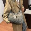 Mångsidig plyschhandväska i fuskpäls: Trendig axelväska för kvinnor