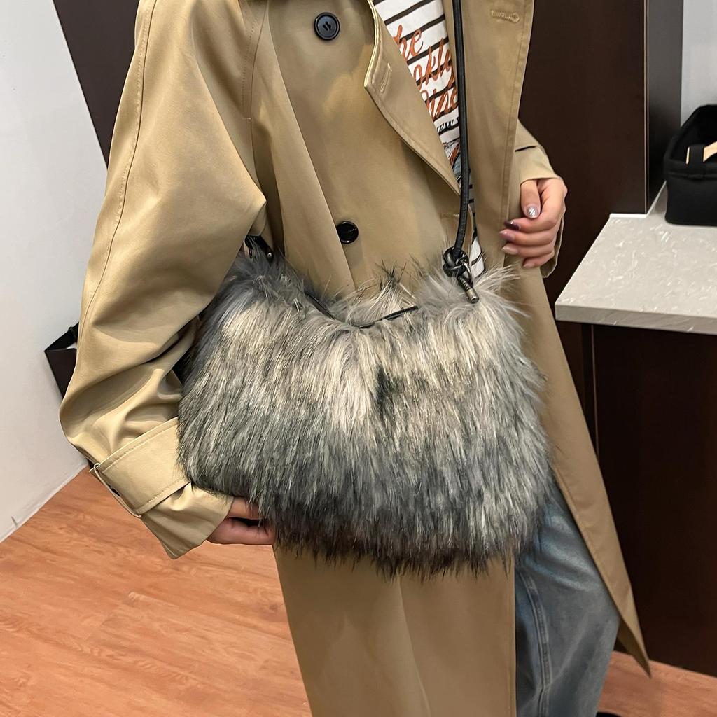 Mångsidig plyschhandväska i fuskpäls: Trendig axelväska för kvinnor