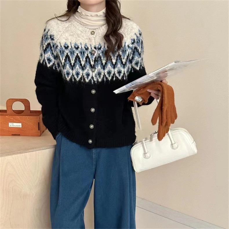 A New Retro Color-blocking Jacquard Sweater Jacket for Women, A Laid-back, Loose and Soft Knitted Cardigan for Autumn and Winter