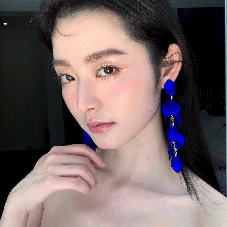 Übertriebene lange Stahlohrringe mit Rosenblüten: Schickes, gesichtsschlankes Design mit europäischem und amerikanischem Flair