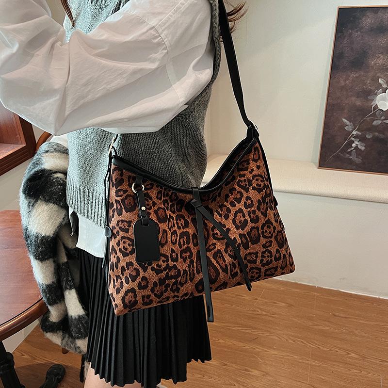 

Повседневная сумка-мессенджер большой вместимости через плечо женская 2025 новая популярная высококлассная с леопардовым принтом 31*11*26 коричневый