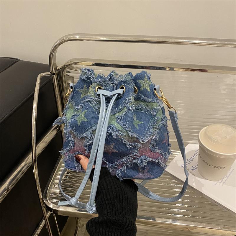 

Джинсовая индивидуальность, модный дизайн, чувство стиля, сумка-ведро, женская, высокое чувство, зарубежный стиль, для шоппинга, изысканная, универсальная, для通勤, сумка-мессенджер