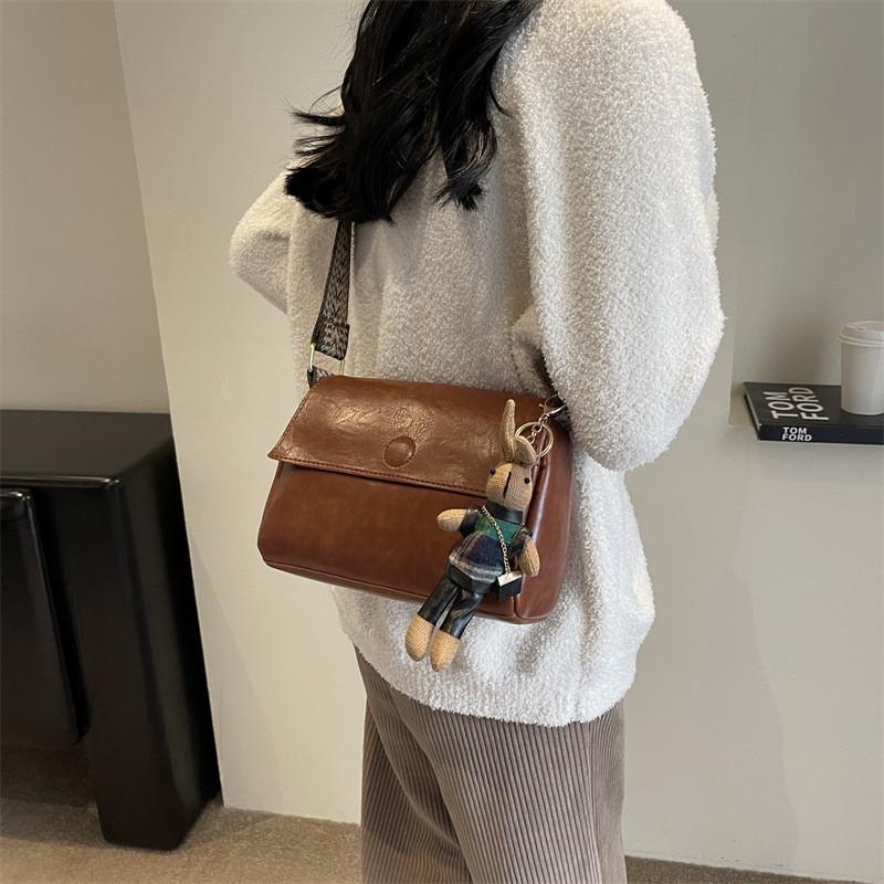 

Vintage Chic Oversized Pu Shoulder Bag 2023 Newest Stylish Tassel Detail Handbag City Simple Style коричневий
