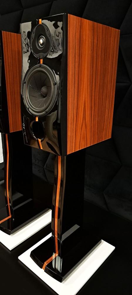 Acoustique Quality PASSION TEEN - Zweibahnige Regallautsprecherbox mit 160W Leistung, Furnier NUSSBAUM, Front Lack SCHWARZ, Acoustique Quality