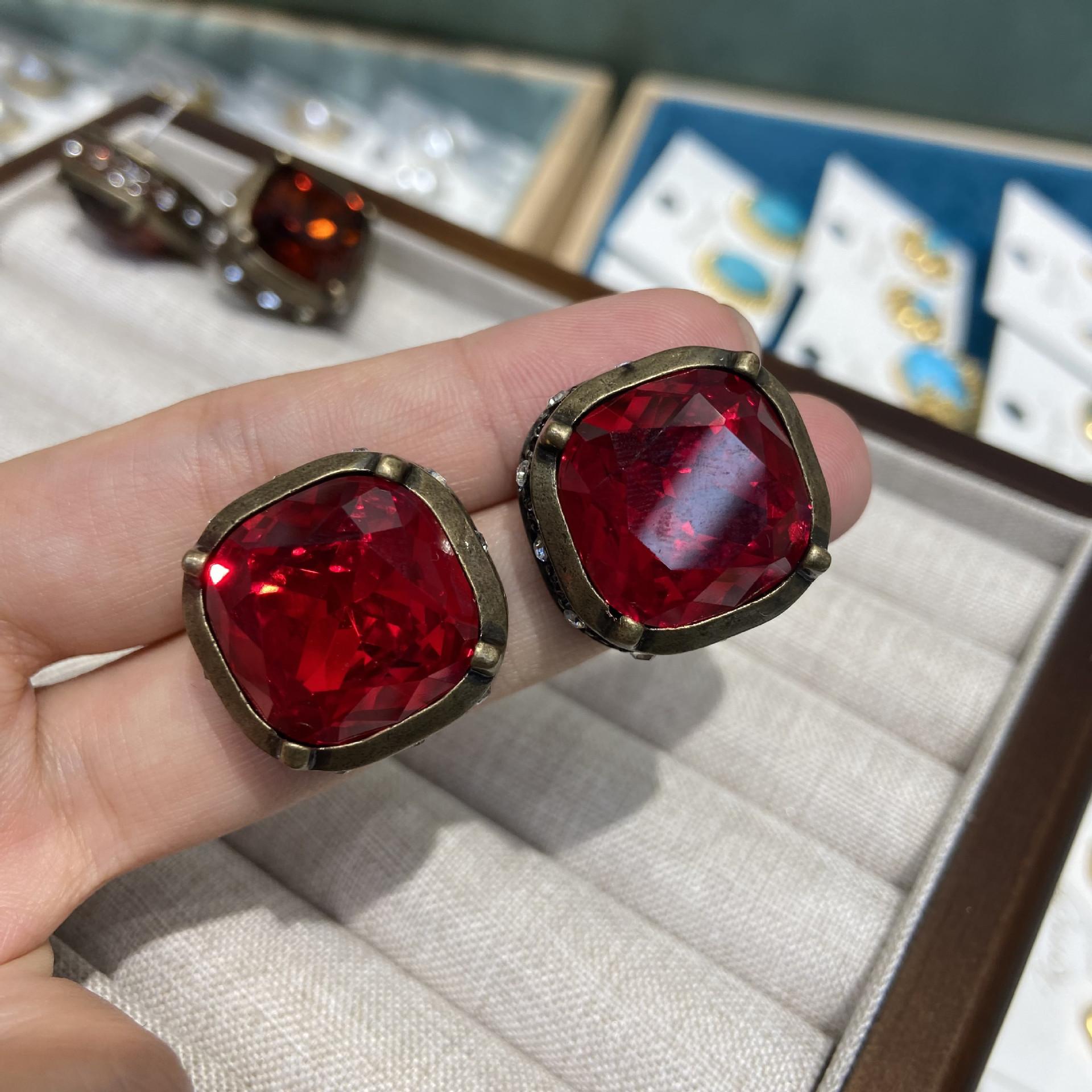 

Серьги в виде кубиков сахара, старинные серьги-гвоздики с рубинами, старинные ретро-кольца-гвоздики высокого класса.