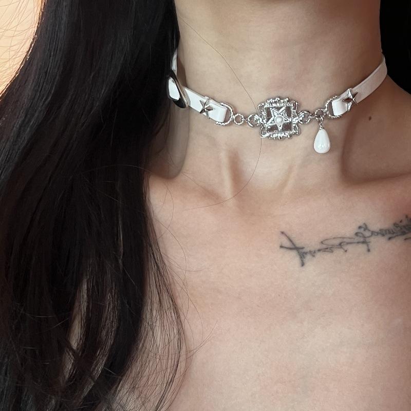 

Винтажный черно-белый пояс со звездным воротником для женщин, нишевый шейный ремень, колье, цепочка на шею, цепочка в виде змеиной кости, милая, крутая