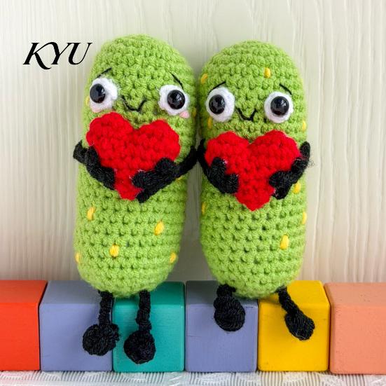 Kimchi Desk Ornament 1/2Pcs Crochet Holding Heart Pickle, Handmade Knit Cartoon Yarn Decoration Doll for Ornament, Valentine's Day Gift Toy