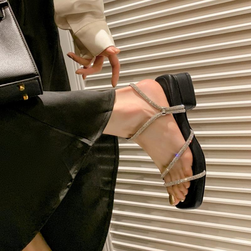 Flat bottom model~ giant soft stepping on shit feeling Korean version of rhinestone word with sandals Internet celebrity low heel square head women's