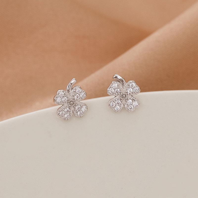 Banyan Tree S925 Silver Four-Leaf Clover Earrings - Summer Fresh, Trendy All-Match Jewelry for Women